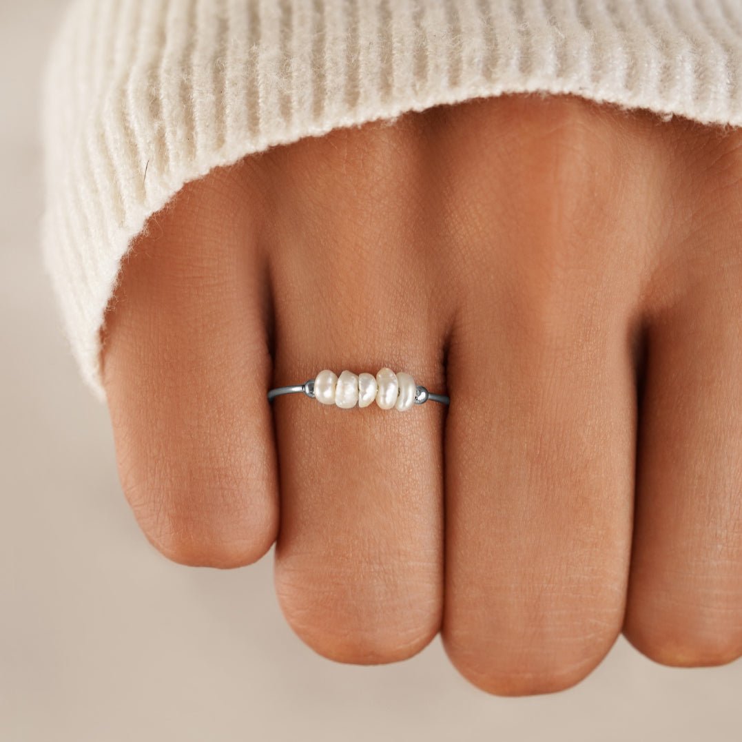 Anillo de plata con perlas de agua dulce clásico