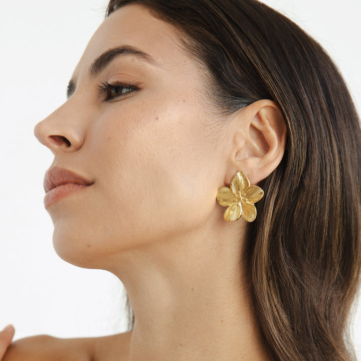 Pendientes de flores doradas
