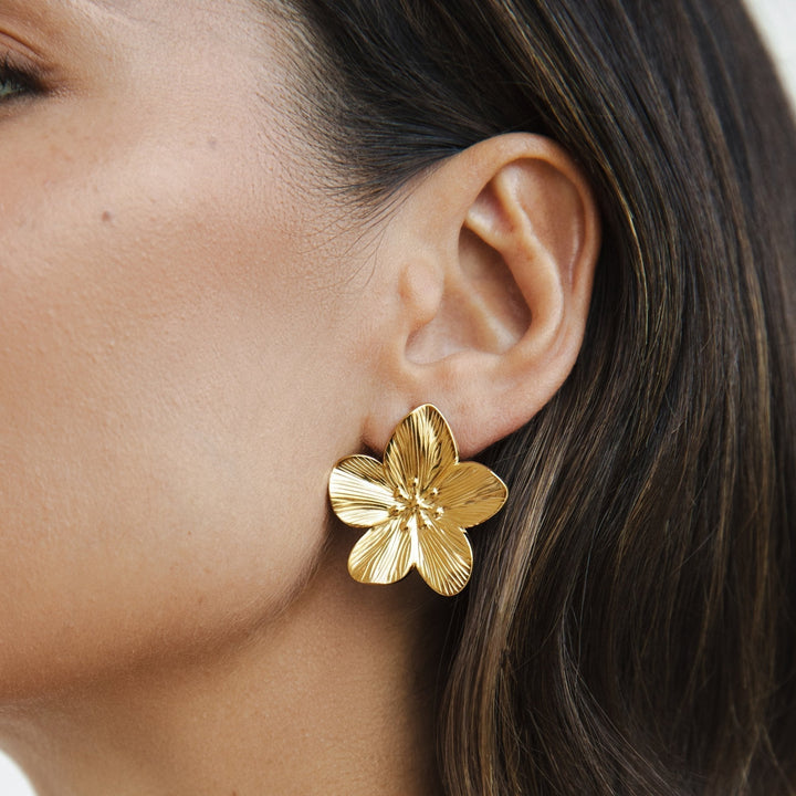 Pendientes de flores doradas