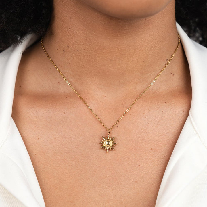 Collar de Rayos de Sol Dorados