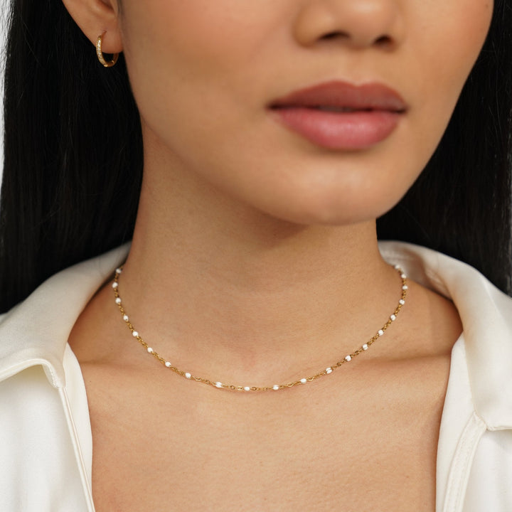 Collar de perlas blancas limpias