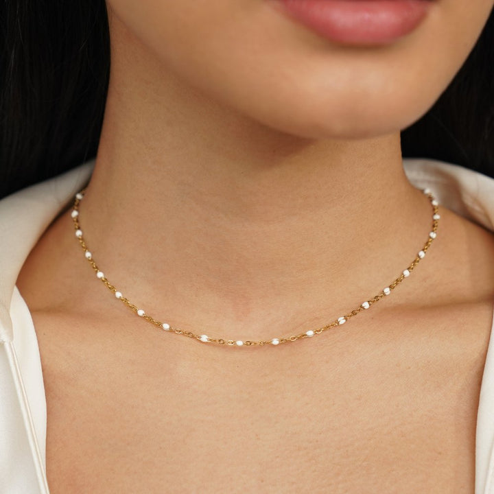 Collar de perlas blancas limpias