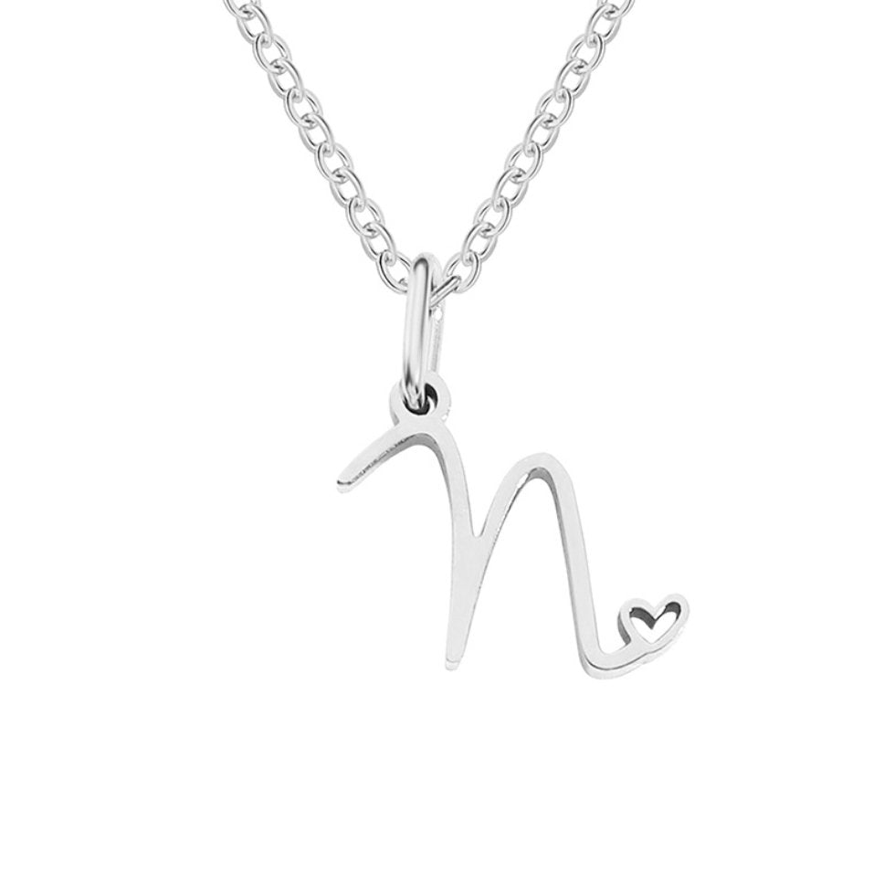 Collar con corazón de letras plateadas