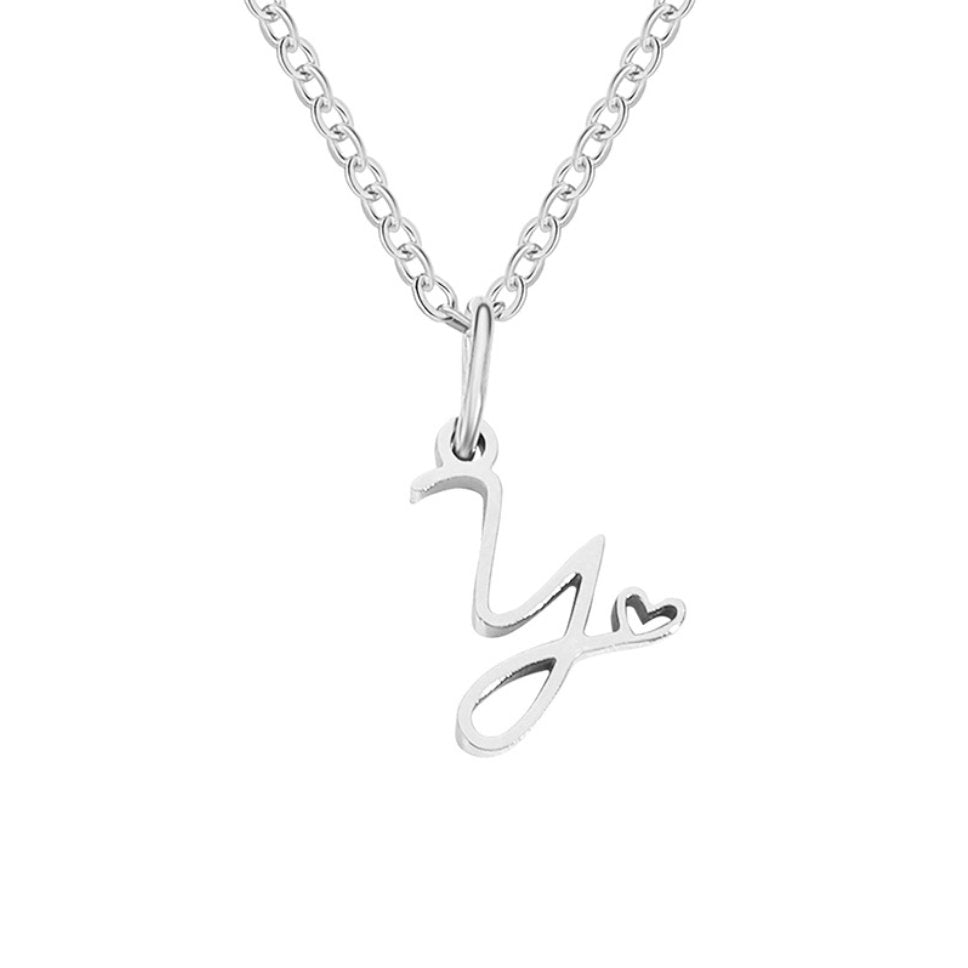 Collar con corazón de letras plateadas