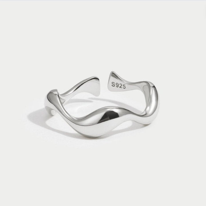 Anillo de olas plateado