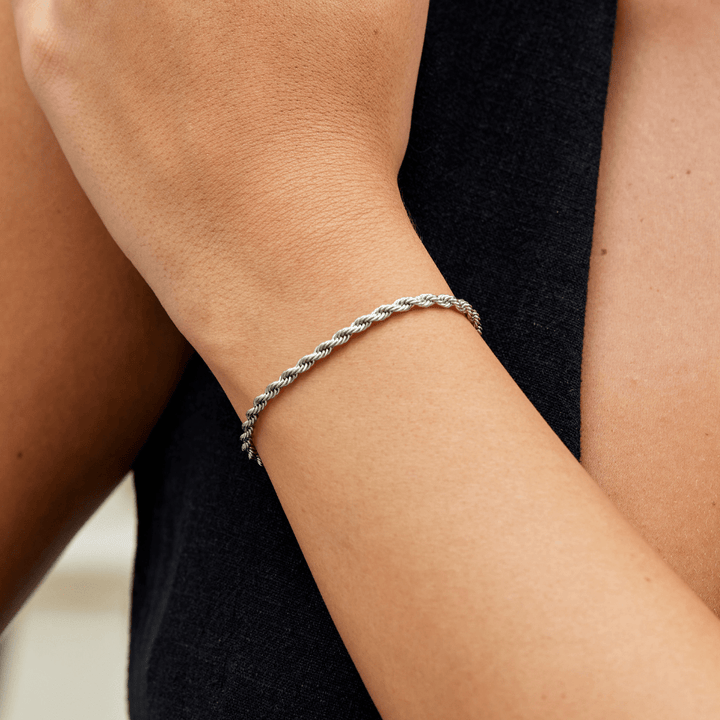 Pulsera de plata con cadenas retorcidas